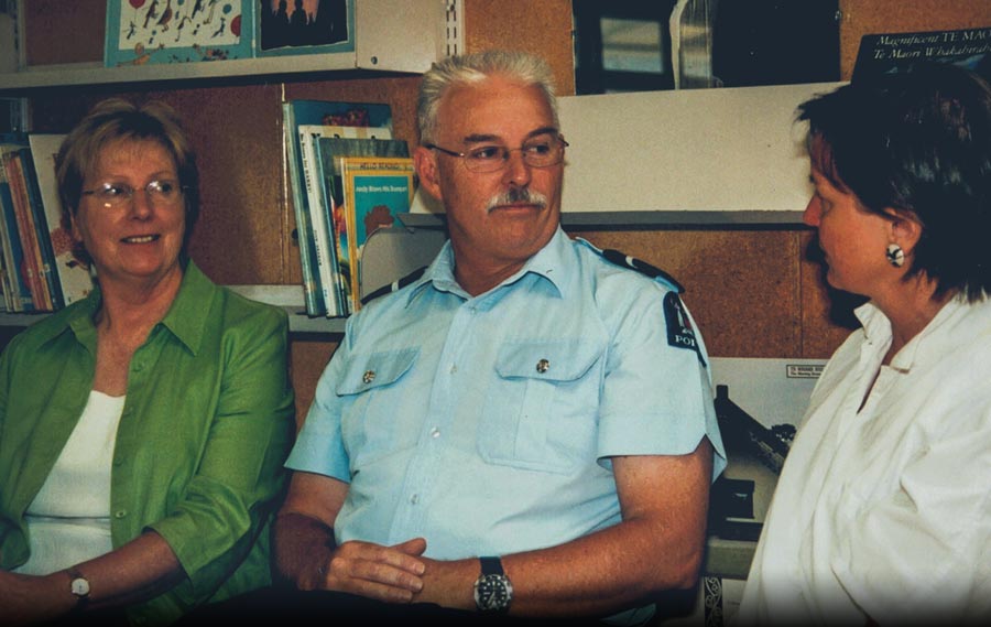 A police officer sitting with a Kidpower instructor