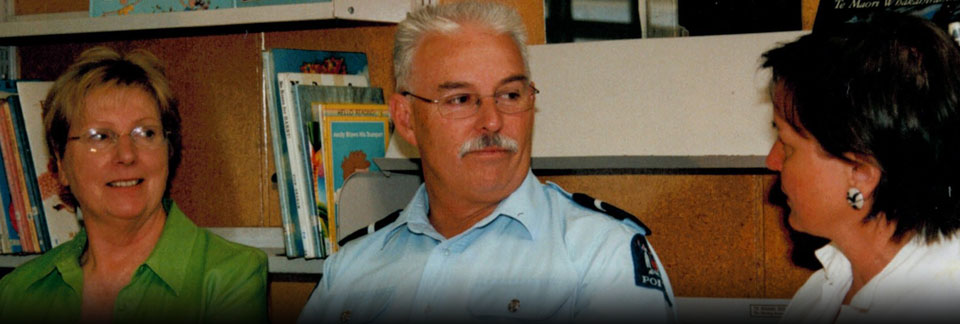 A police officer sitting with a Kidpower instructor