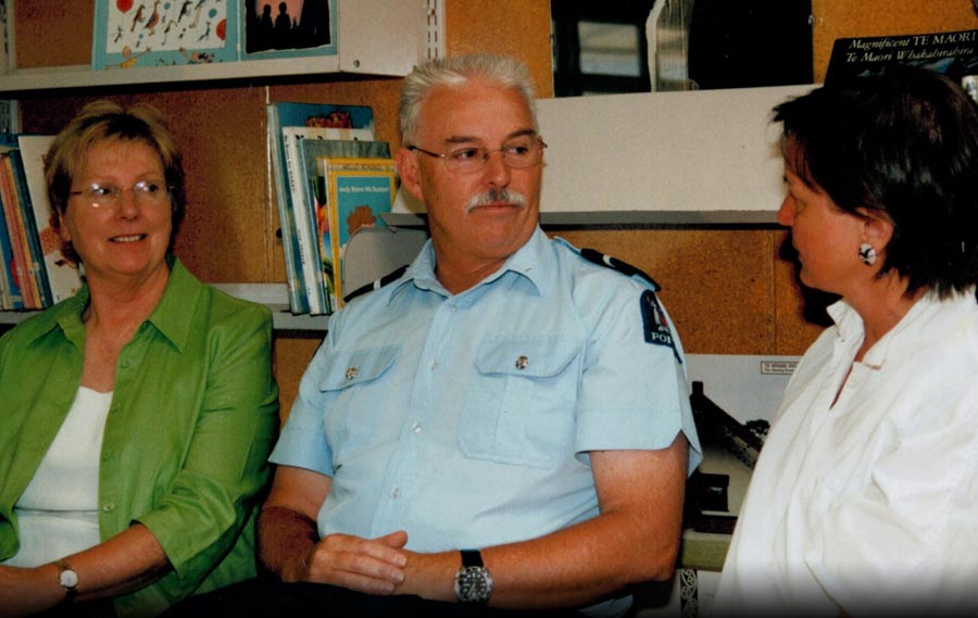 A police officer sitting with a Kidpower instructor